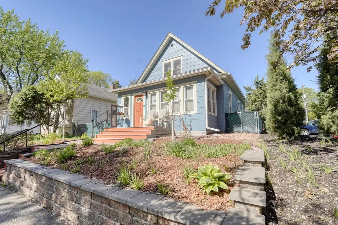 1618 6th St NE - View 2