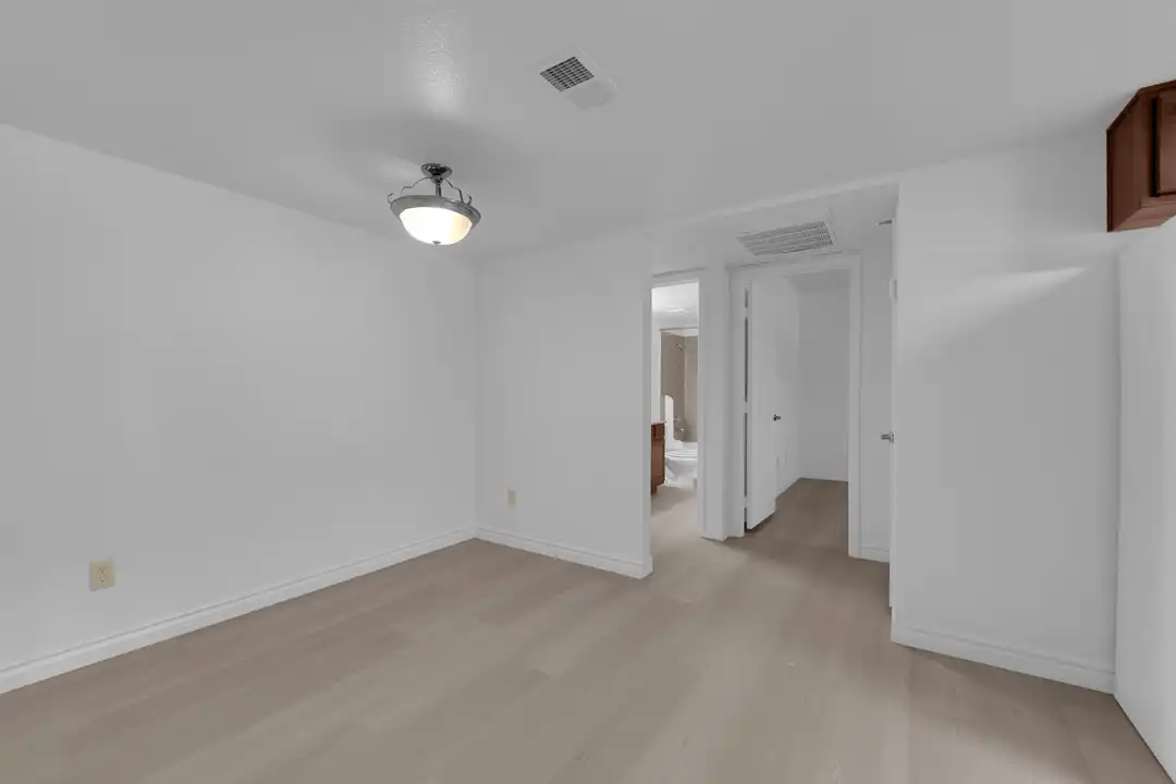 5295 Indian River Dr - View 4