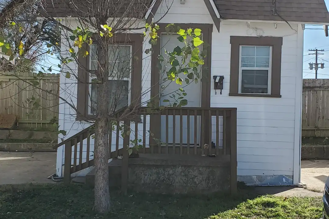 400 Craik St unit 3