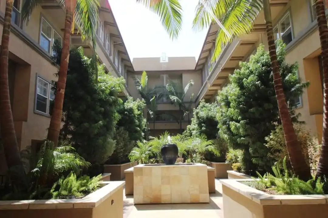 Apartment in San Diego, Marina District, Banker's Hill - View 3