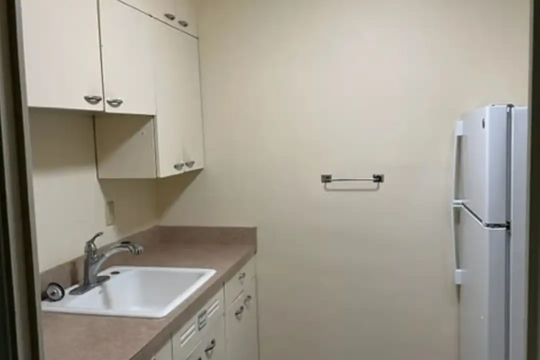 Eugene Manor Apartments - View 3
