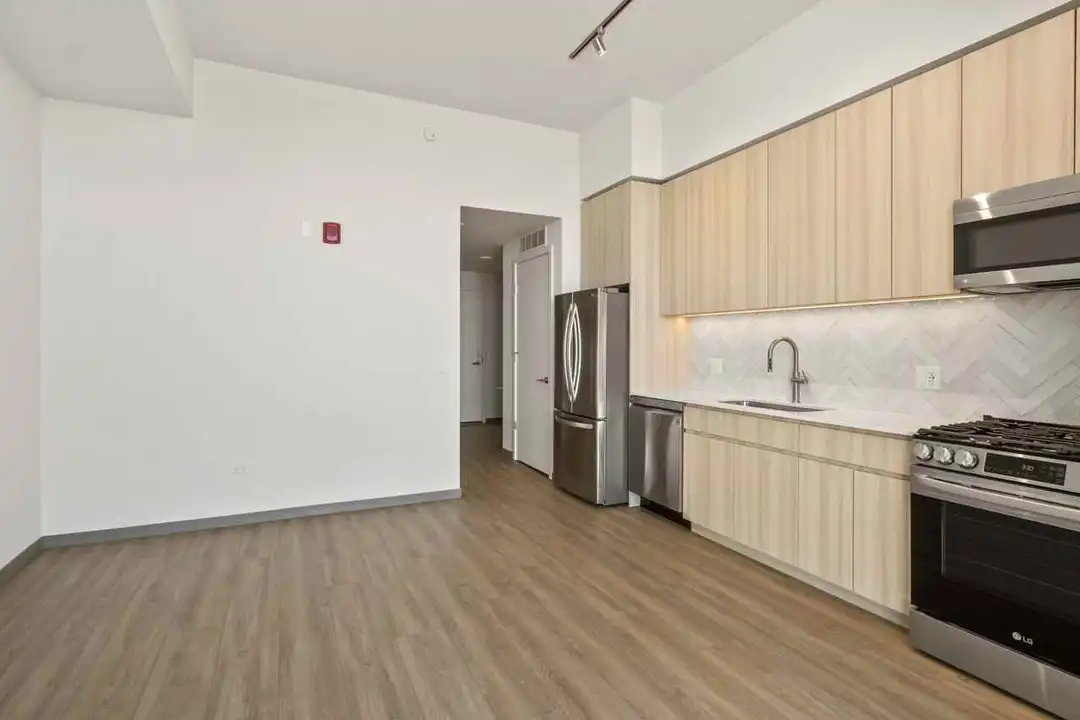 Apartment in West Chicago Township, Near West Side - View 5