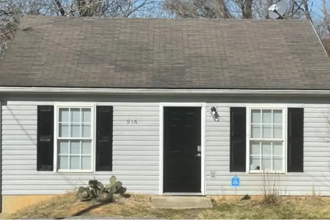 916 Kyle Ave NE - View 2