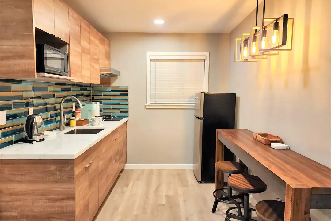 2802 Lakeshore Blvd unit #7 – photo 1 of 20