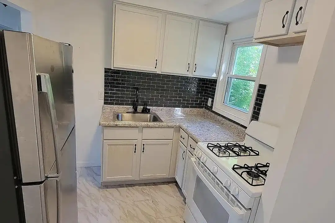 House in Dearborn Heights, Wayne - View 2