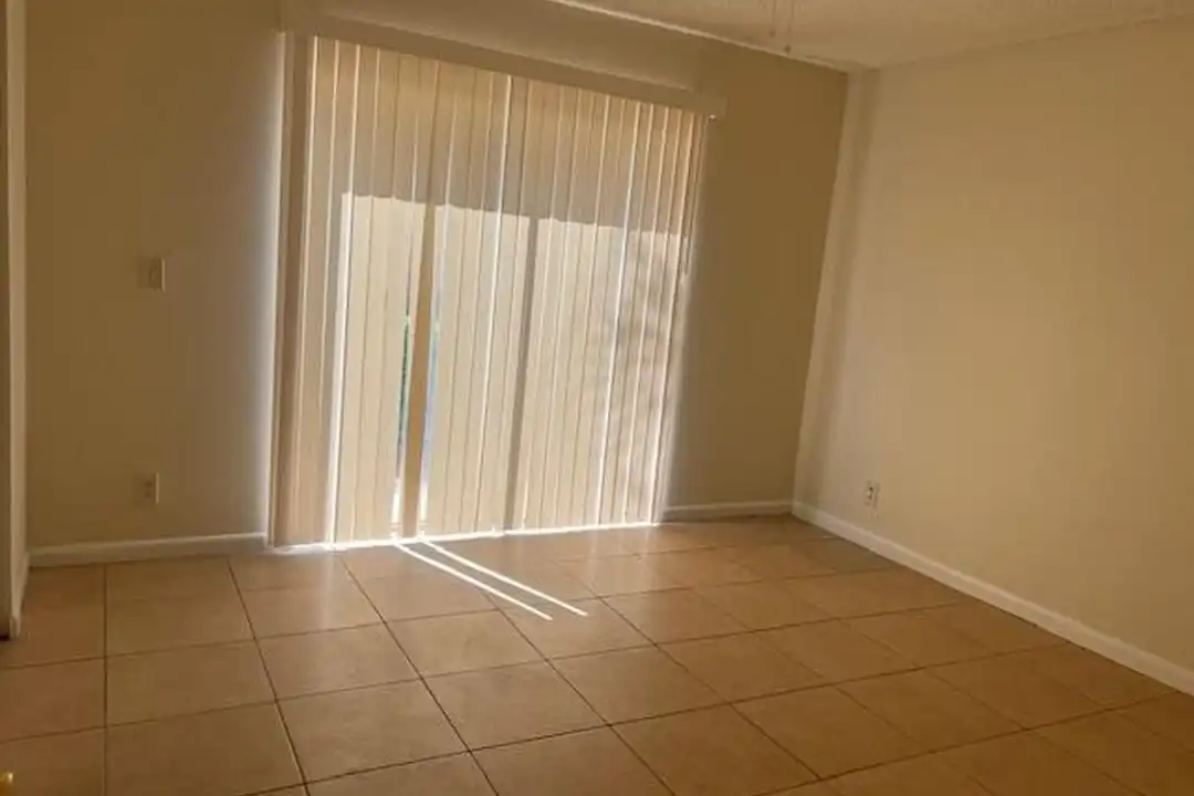 Apartment in Coral Springs - View 3