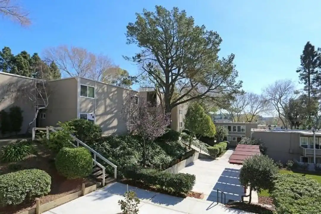 201 Avian Dr - View 2