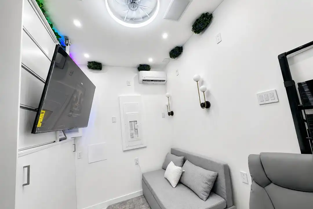 196 Danforth Ave unit Backhouse – photo 1