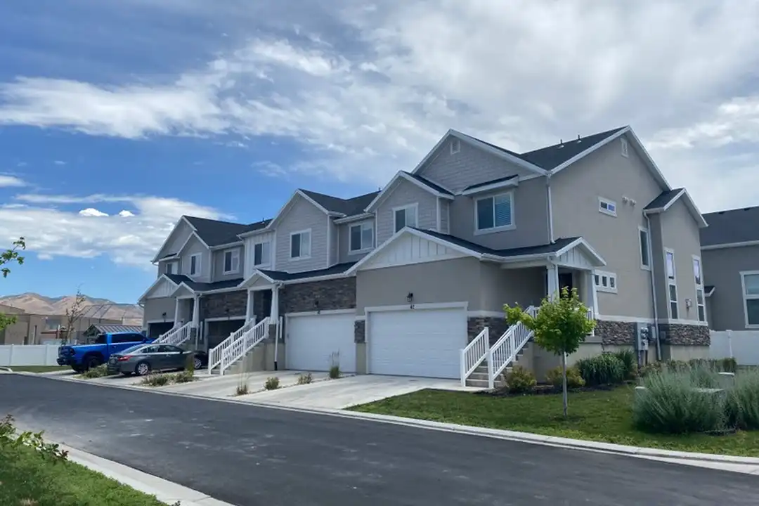 52 N 2200 W – photo 1 of 15