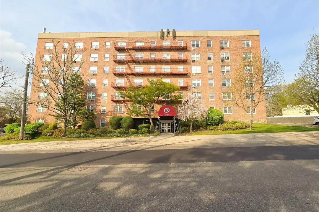 47-27 Little Neck Pkwy #L-2 – photo 1