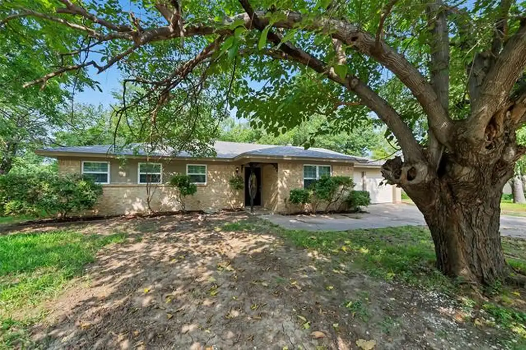 2833 Kingsbury Ave - View 2