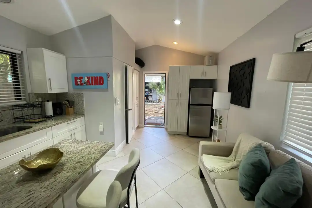 430 NE 1st Ave. unit B – photo 1