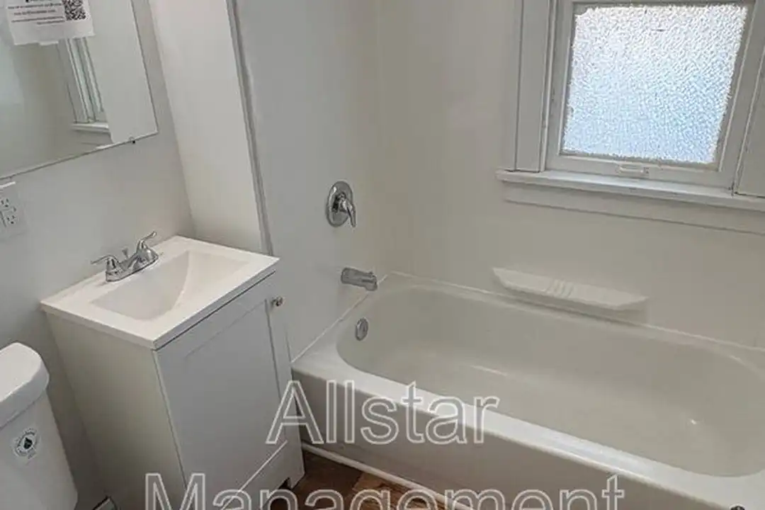 11909 Parkhill Ave – další