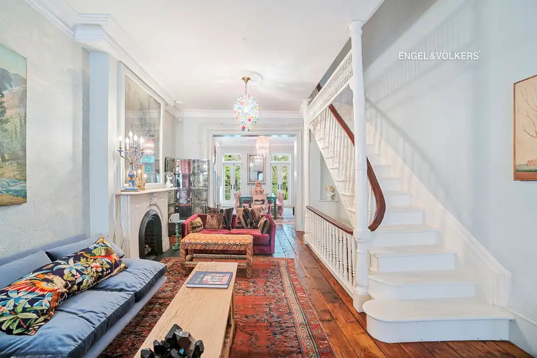 351 W 30th St – pohled 2