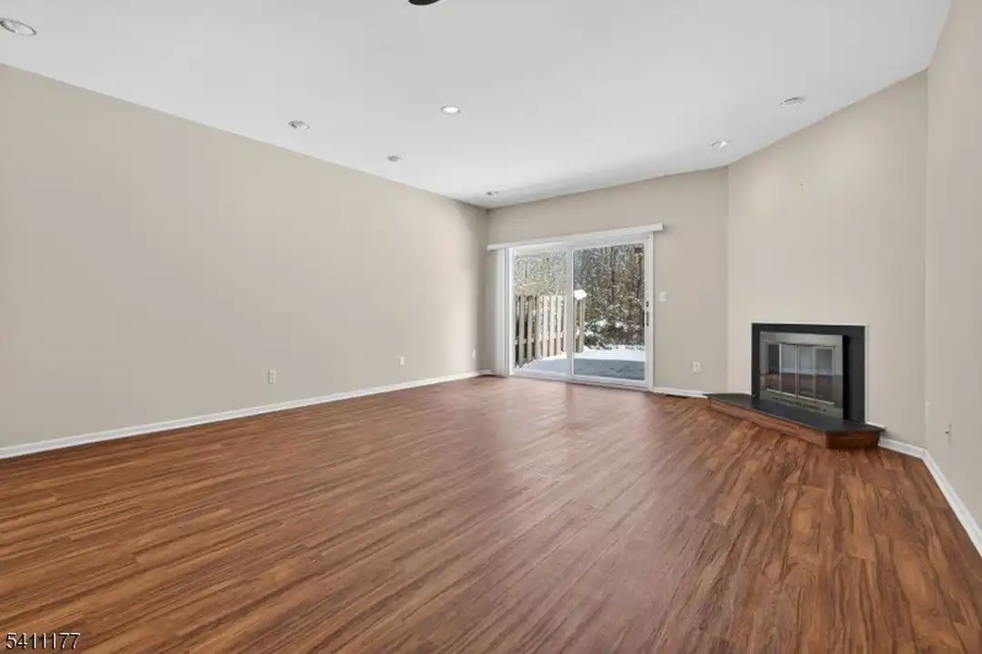 140 Kingston Ct - View 5