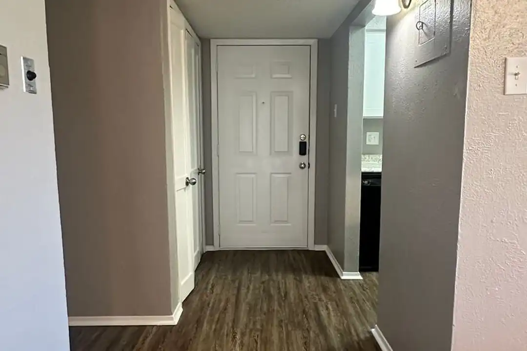 2114 E Marshall Ave unit 203 – photo 1
