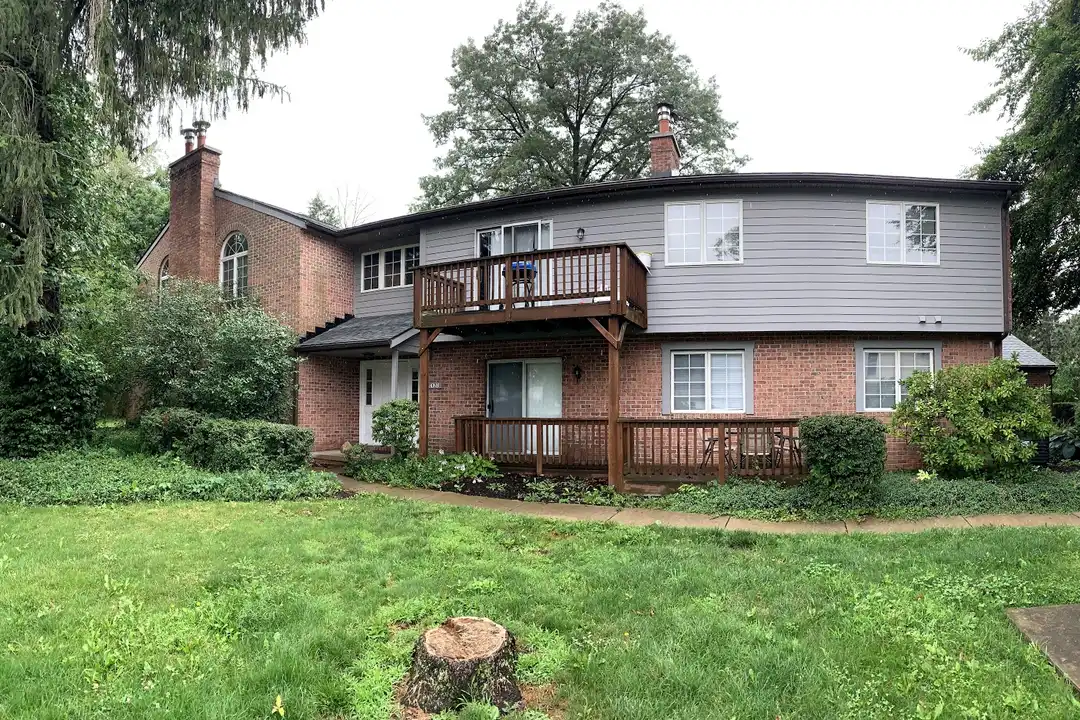 408 W Maple St unit B – photo 1 of 11