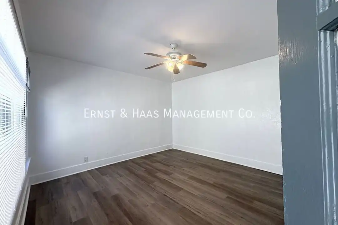 Apartment in Long Beach - View 3