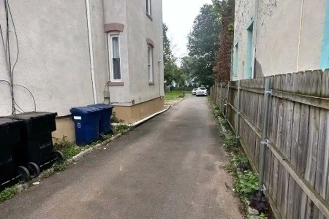 208 E 9th St - View 3