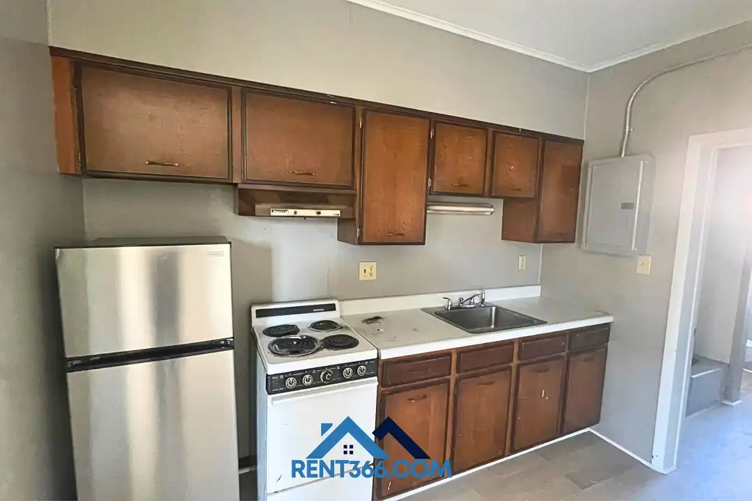101 N George St – photo 1 of 14