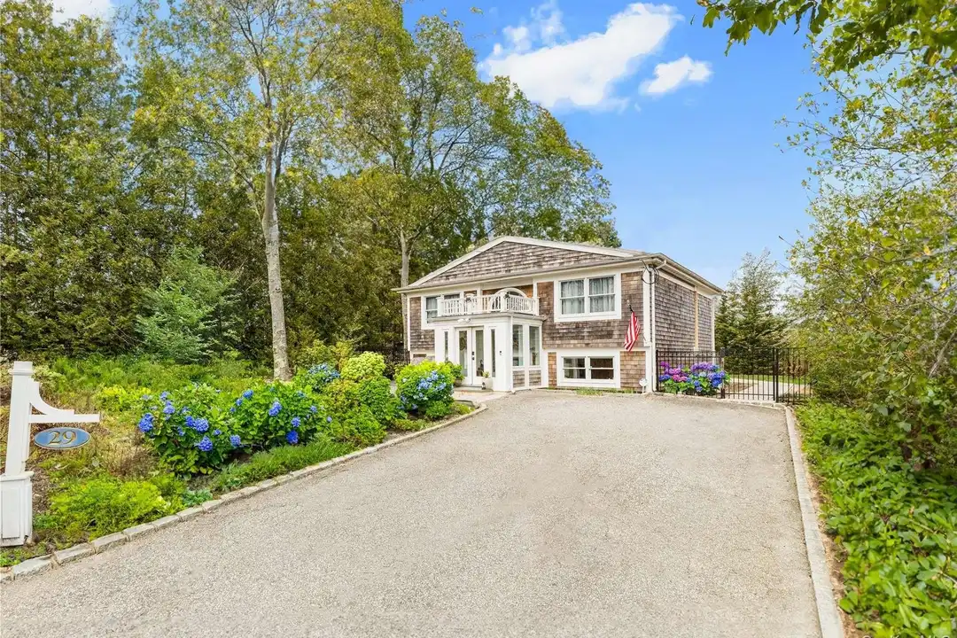 29 Missapoque Ave – photo 1 of 24