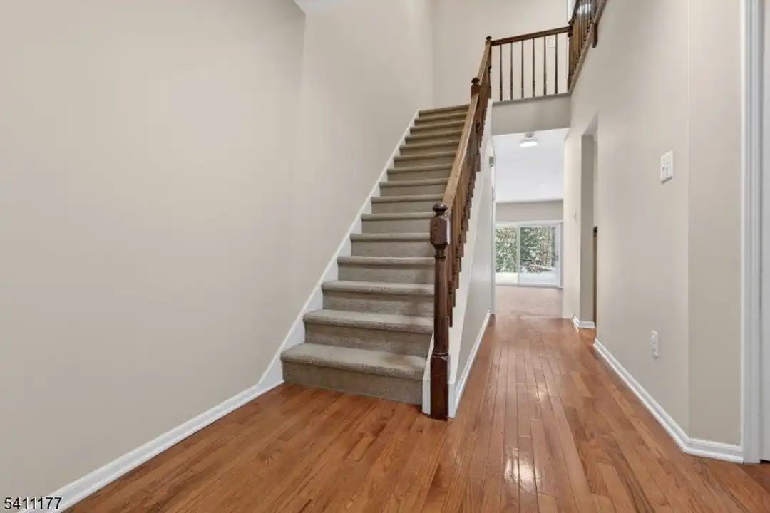 140 Kingston Ct - View 2