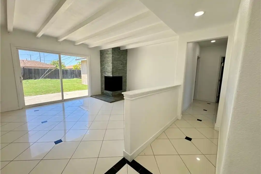 1211 N Siesta St - View 2