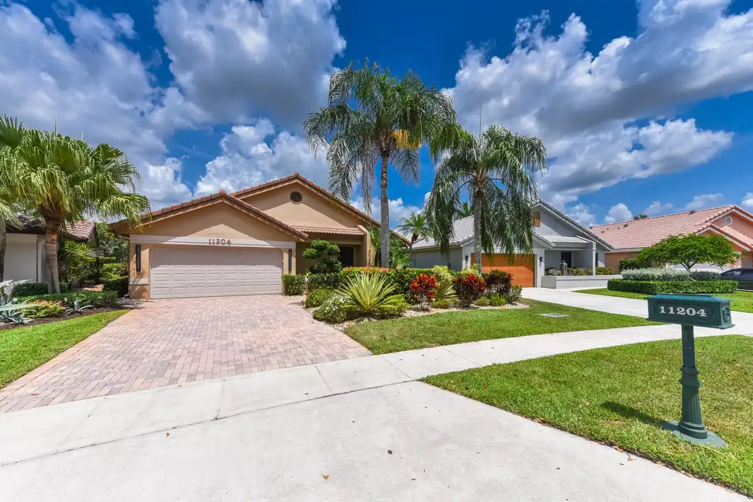 11204 Cloverleaf Cir - View 3