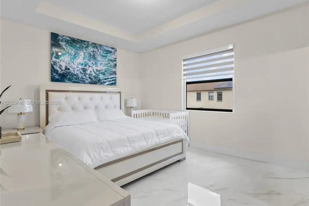 Apartment in Hialeah - More