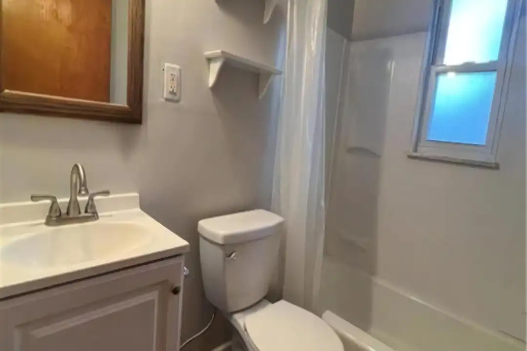 422 N Chestnut St – photo 1 of 16