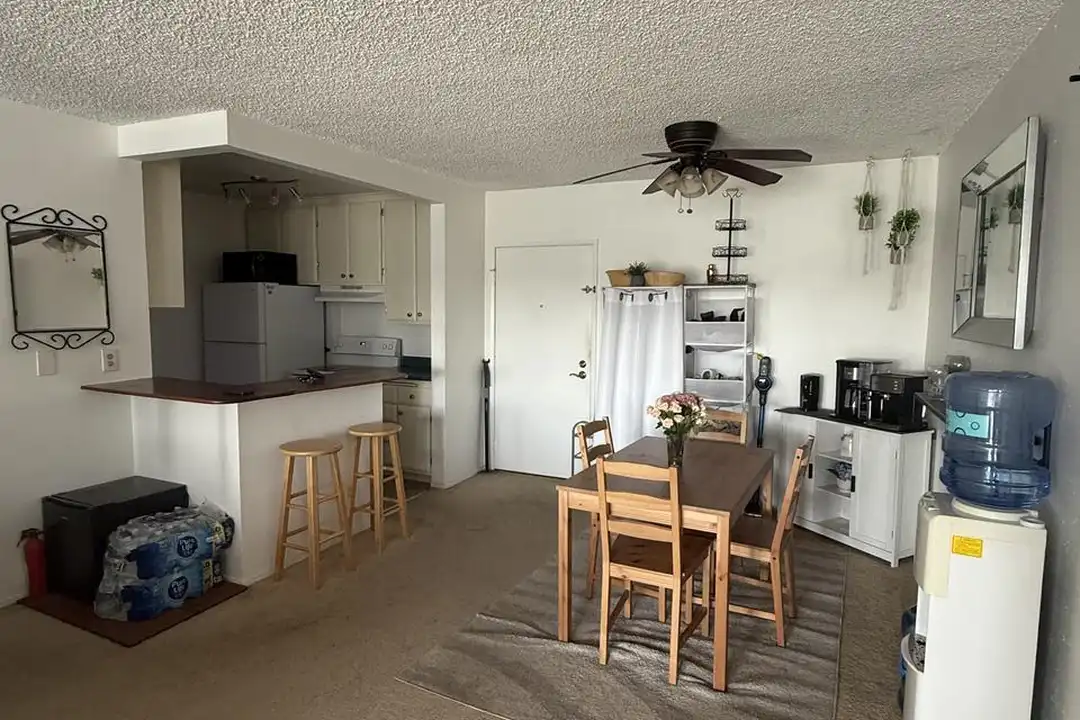 Apartment in Los Angeles - More