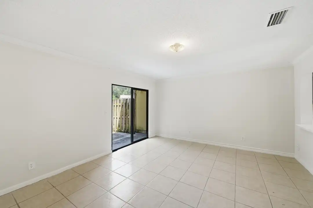 Apartment in West Palm Beach - View 2