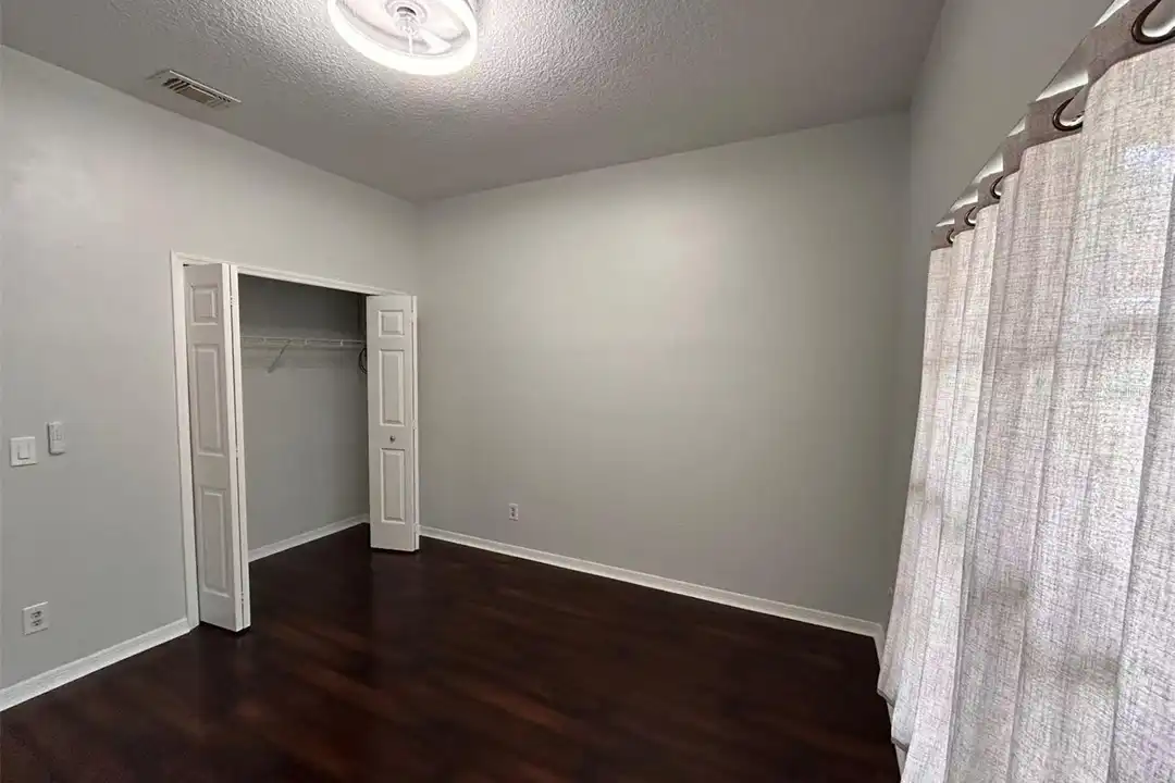 1046 Whittier Cir - More