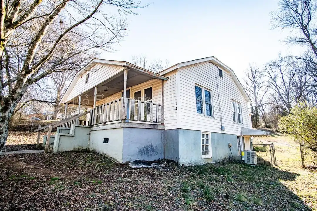 1138 Valley Dr SW - View 4
