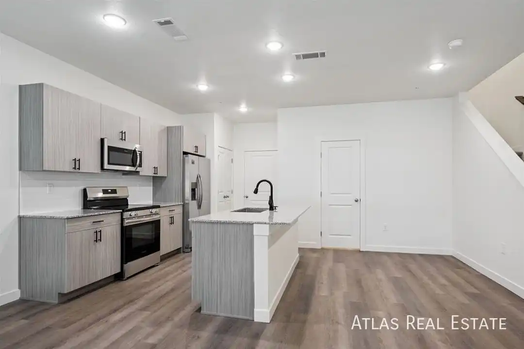 646 Homestead Ave - View 6