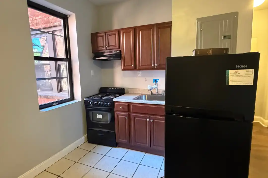 18 Summit St unit 107 – photo 1 of 3