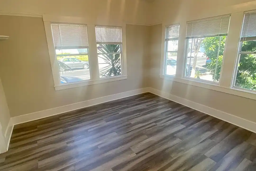 323 E 15th St unit 325 - View 4