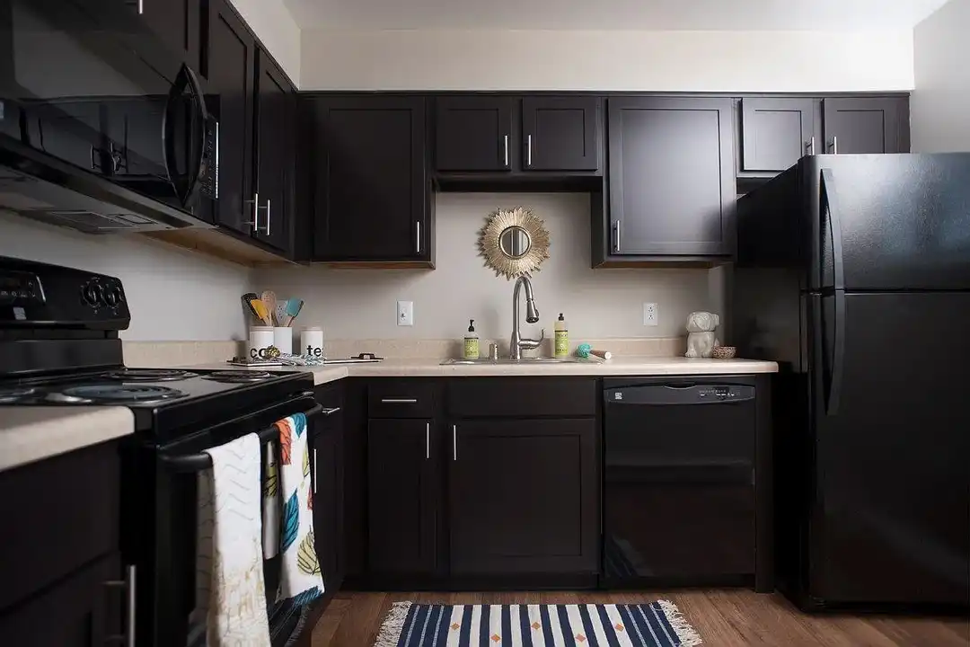 Crescent Centre Apartments & Townhomes – photo 1