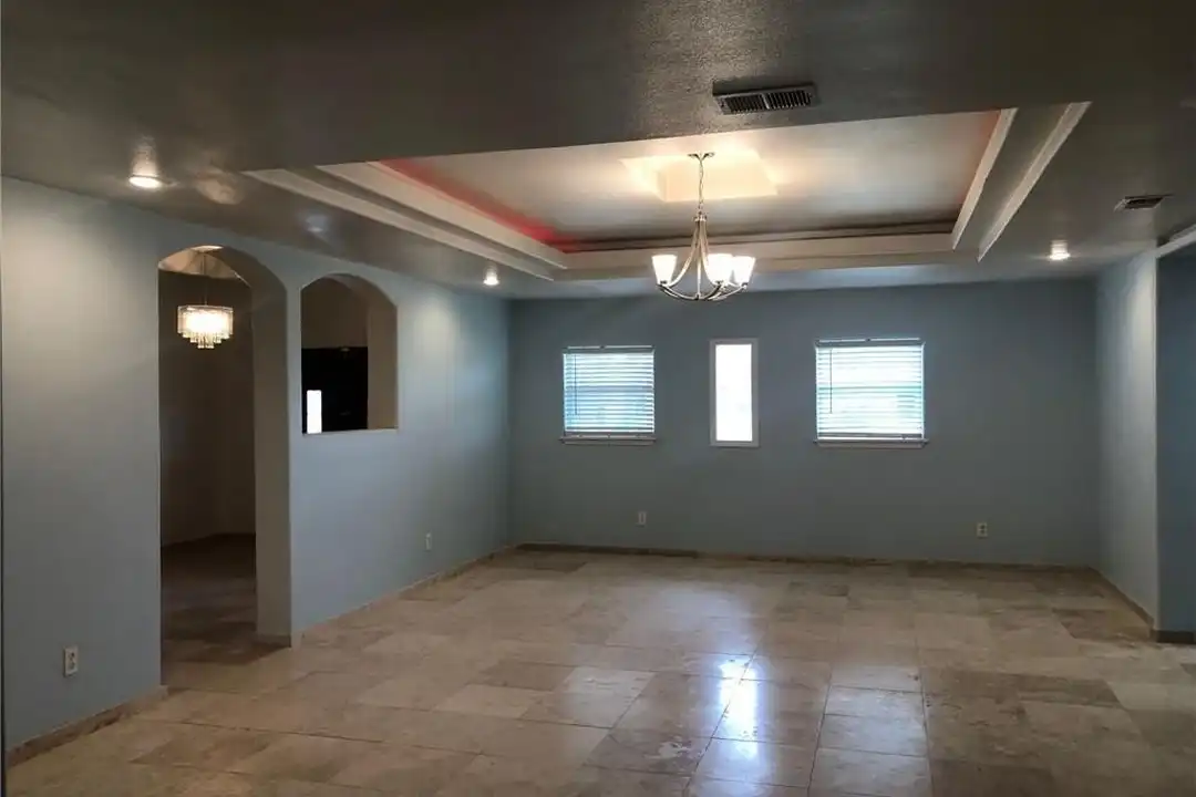 400 Jackson Ave W - View 2