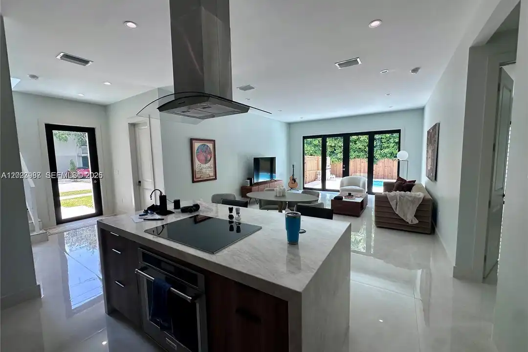 8410 SW 65th Ave - View 4