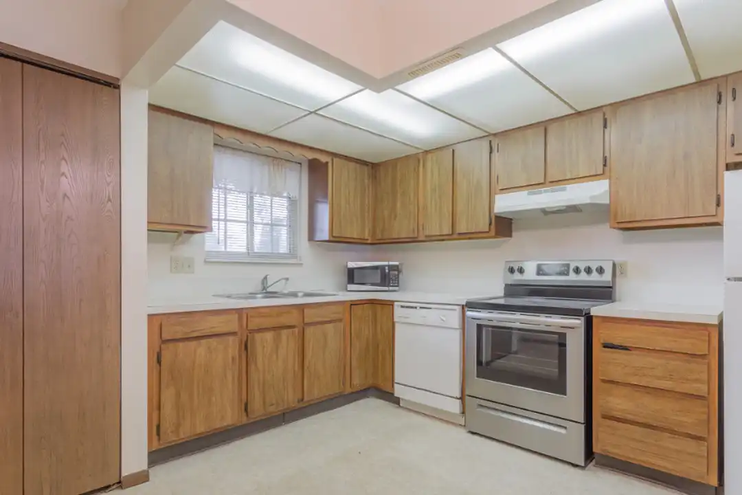 985 Wadsworth Rd – photo 1