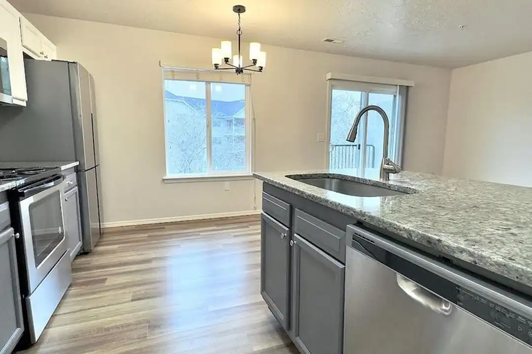 1069 W Pine Ave unit # 3 - View 4