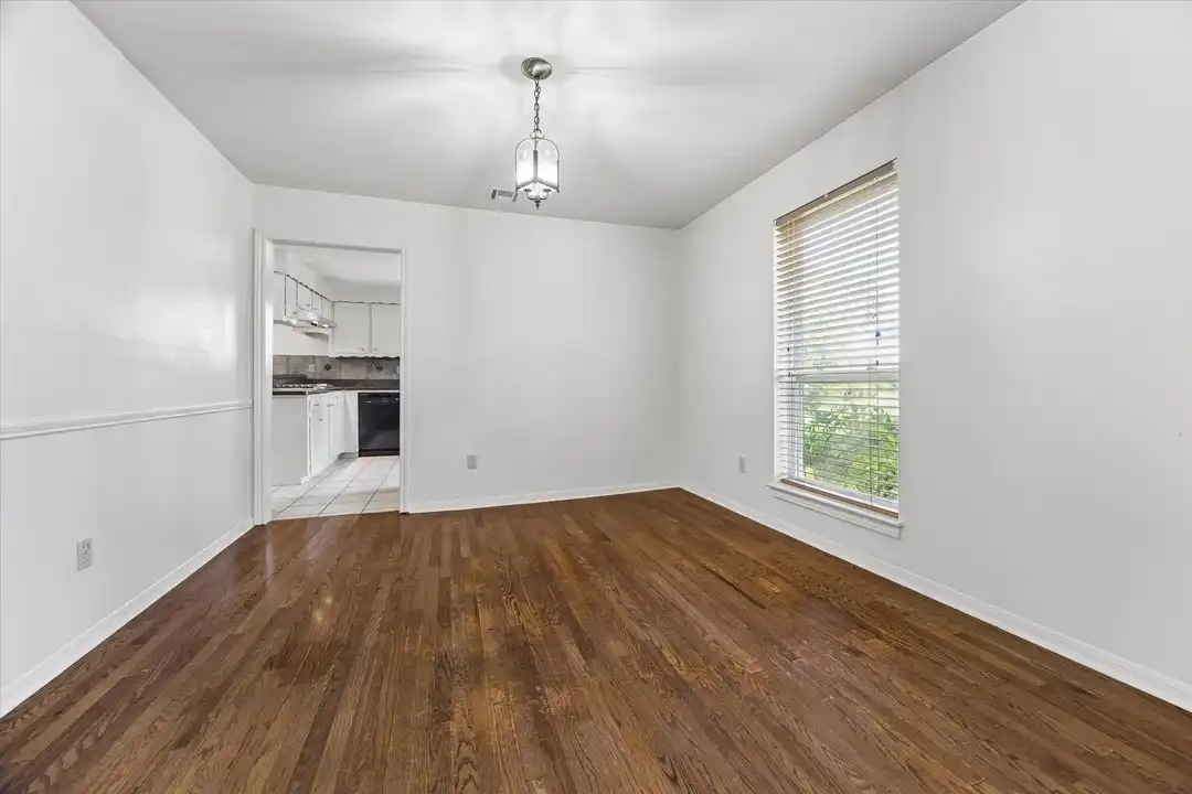 3232 Parkwood Dr - View 5