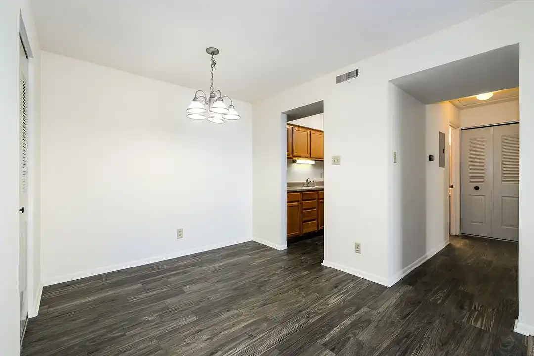 Oak Forest Apartments – photo 1