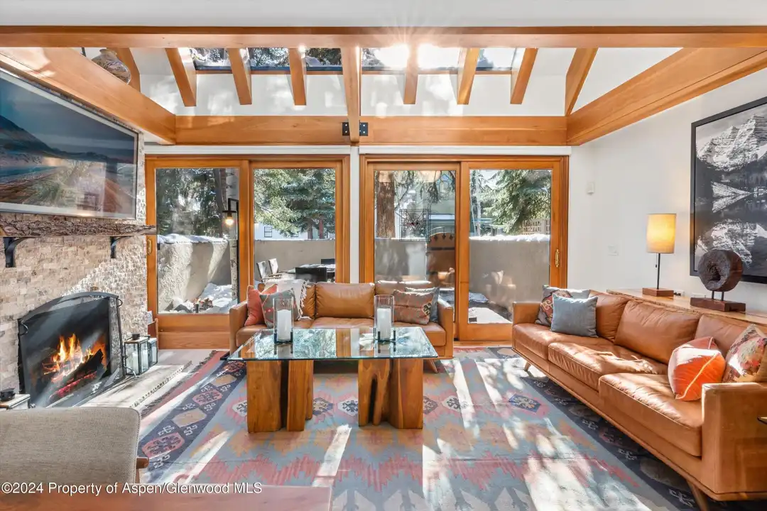 326 W Hopkins Ave - View 2