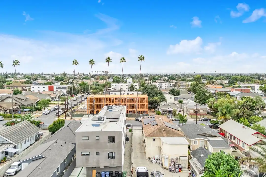 1543 W 37th Pl unit 1543 - Rm 203 - More