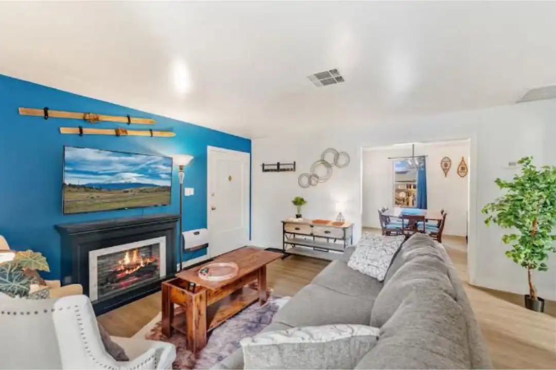 407 S Mt Shasta Blvd – photo 1 of 14