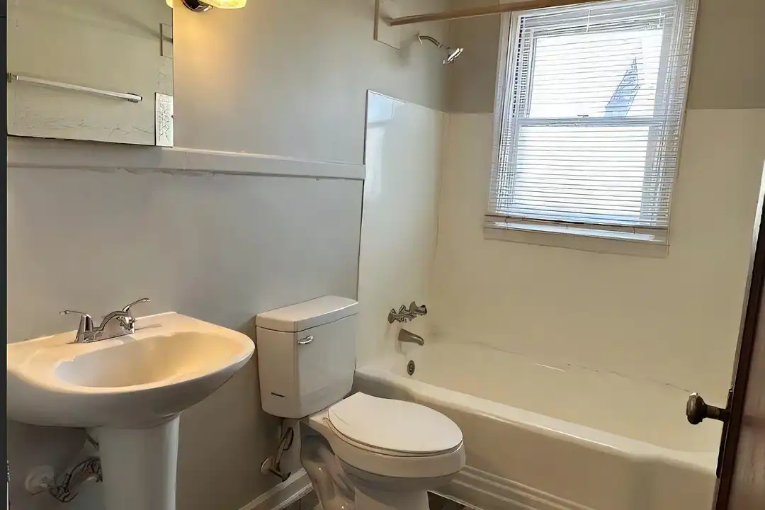 1303 N Gladstone Ave – další