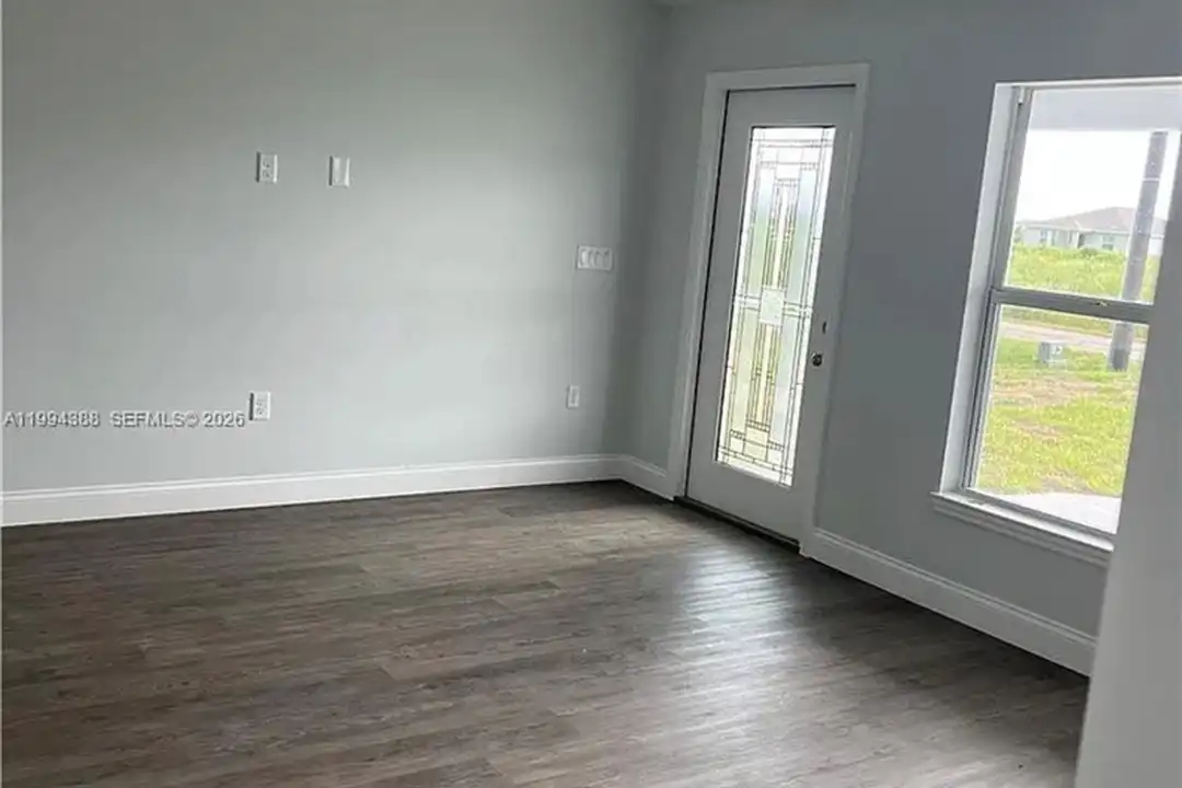 634 Royce Rd - More