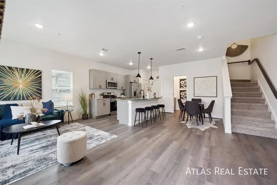 646 Homestead Ave - View 2